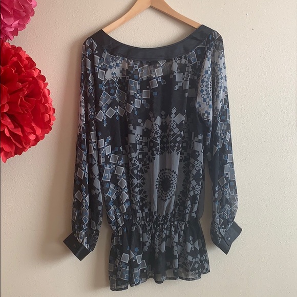 Capacity Blouse - Picture 2 of 7